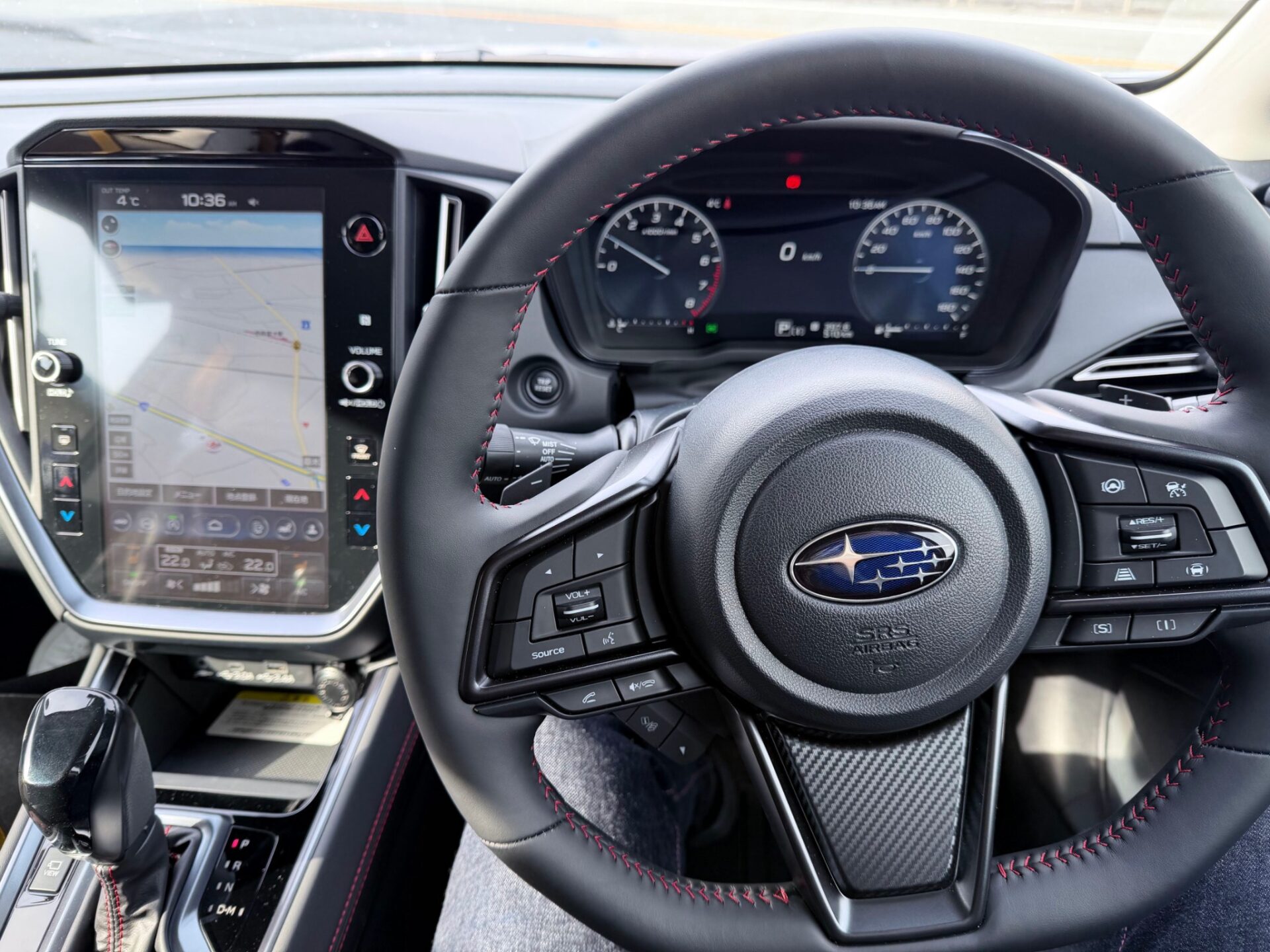 WRX S4の運転席。縦型の大きなセンターディスプレイ、メーター、ステアリングとAT用シフトレバー。